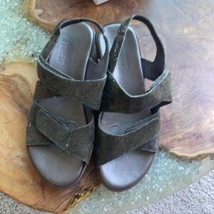Munro American walking wedge green sandals. S 7